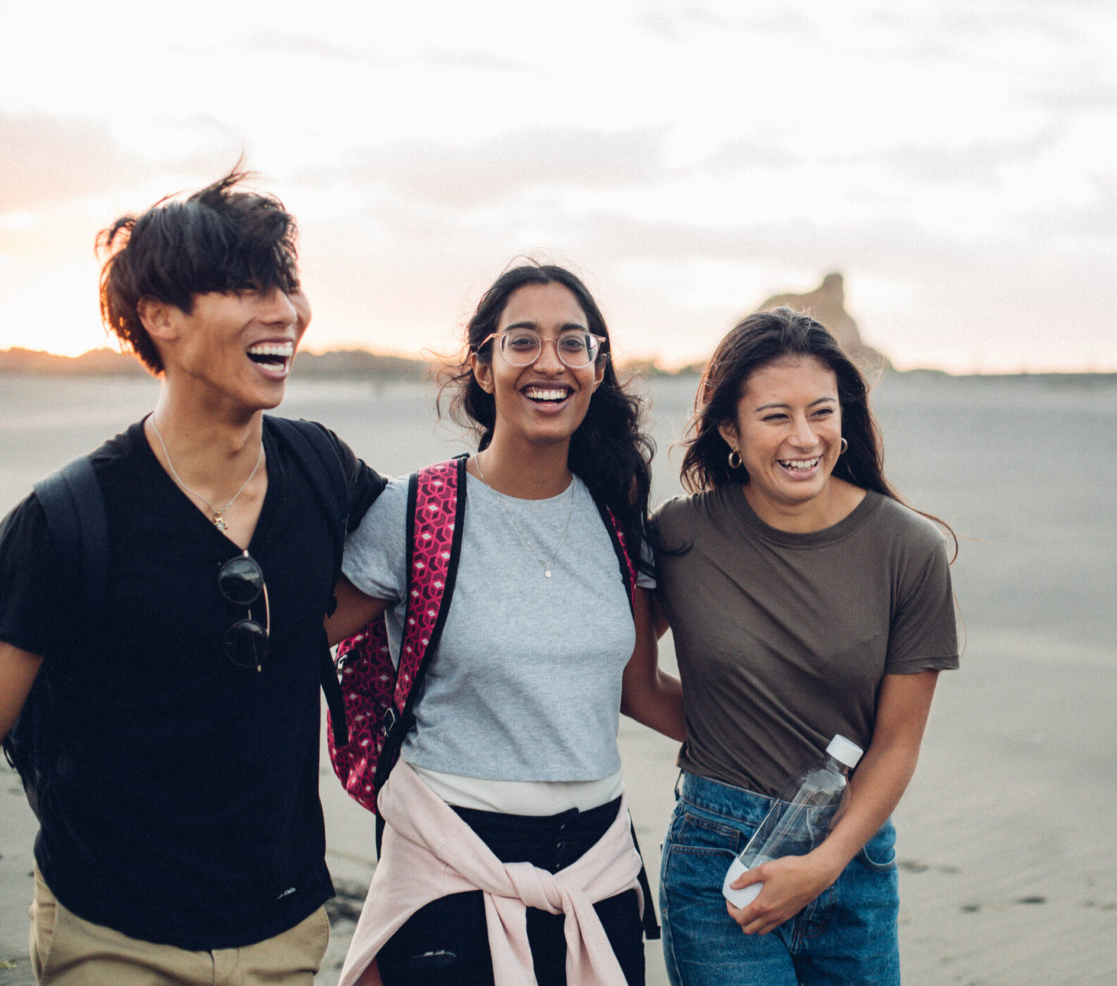 Students_smiling_on_beach